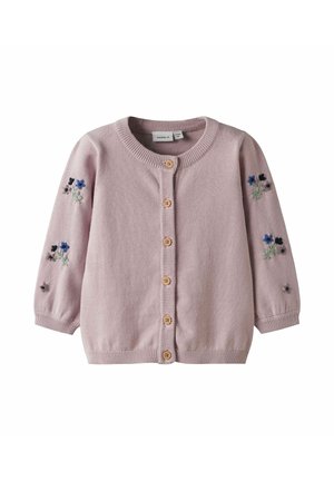Ljust rosa stickad kofta med långa ärmar, rund hals, träknappar och blommig broderi i blått och lila på ärmarna.