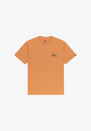 Oranje katoenen T-shirt met een ronde hals, korte mouwen en een klein grijs logo op de linkerborst. Glad materiaal, normale pasvorm.