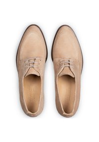 Beige suède veterschoenen met een afgeronde neus, subtiele stikdetails en leren voering. Rubberen zool met minimale accenten.