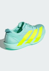 Scarpa da corsa azzurro chiaro con tomaia testurizzata, caratterizzata da audaci strisce giallo neon, tallone rinforzato e forma elegante e aerodinamica.
