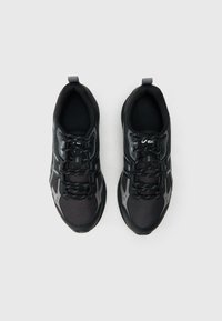 Czarne sportowe buty z siateczkową cholewką i syntetycznymi nakładkami, wiązane, z wzmocnionym czubkiem, wyściełanym kołnierzem oraz teksturowaną podeszwą zapewniającą przyczepność.