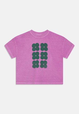 Lilla kortærmet cropped T-shirt med seks mørkegrønne abstrakte blomsterformer i to kolonner foran.
