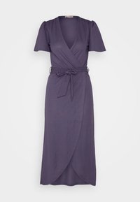 Robe portefeuille violette à manches courtes, décolleté en V, ceinture nouée à la taille et ourlet de jupe style tulipe.