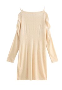Kremowa sukienka z długim rękawem o luźnym kroju, z marszczonymi akcentami na ramionach i drobnymi wzorami w kropki na całej powierzchni.