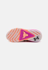 Suola della scarpa con una miscela di gomma bianca e arancione, caratterizzata da un prominente design centrale rosa e viola con un accento di logo e motivi testurizzati.