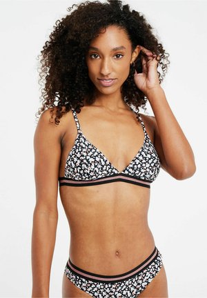 Set bikini floreale nero composto da top a triangolo e slip coordinato, arricchito con sottili bordi neri e rosa, che presenta un vivace motivo floreale.