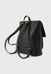 Μαύρο δερμάτινο σακίδιο με υφή, διαθέτει ρυθμιζόμενους ιμάντες και εξαρτήματα σε χρυσή απόχρωση. Η τσάντα έχει δομημένο σχήμα και πάνω χειρολαβή.