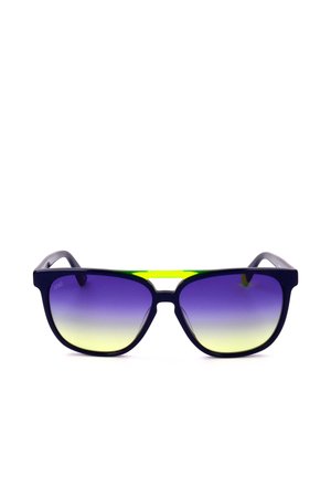 Occhiali da sole rettangolari neri e eleganti con lenti sfumate che passano dal viola in alto al giallo in basso e un piccolo dettaglio verde sul ponte.