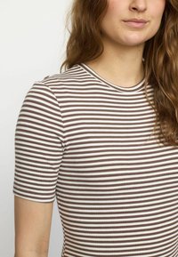 Soft Rebels SRFENJA  - Printtipaita - coffee quartz