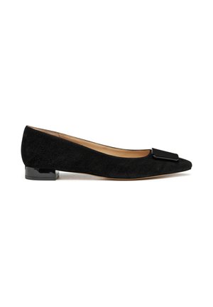Ballerines en suede noir avec un bout pointu, un accent noir brillant au niveau de l'empeigne, et un petit talon bloc. Doublure intérieure lisse.