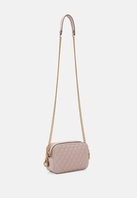 Borsa a tracolla trapuntata di un delicato rosa chiaro con una tracolla in oro, dotata di chiusura con zip e forma rettangolare. Texture in morbida pelle.