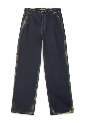 Schwarze Hose mit weitem Bein und verblassten goldenen Kanten, Vordertaschen, Knopf- und Reißverschluss, flach auf weißem Hintergrund gezeigt.