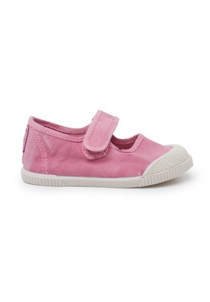 Roze canvas schoen met een klittenbandsluiting, ronde neus en een witte, gestructureerde rubberen zool. Heeft gestikte accenten en een logo-detail aan de zijkant.