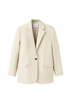 Beige blazer met één knoop, inkepingrevers, twee klepzakken aan de voorkant en één borstzakje, getoond op een witte achtergrond.