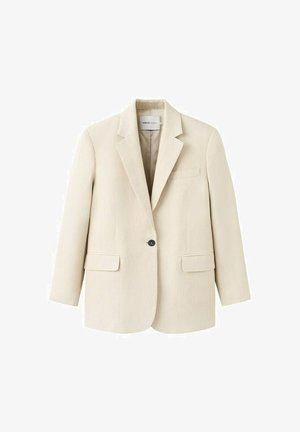 Beige blazer met één knoop, inkepingrevers, twee klepzakken aan de voorkant en één borstzakje, getoond op een witte achtergrond.