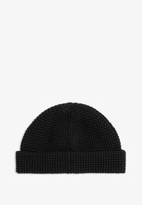 Beanie in maglia nera con motivo a waffle testurizzato. Presenta un risvolto e una parte superiore arrotondata senza cuciture per una vestibilità aderente.