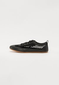 Unselected, open black