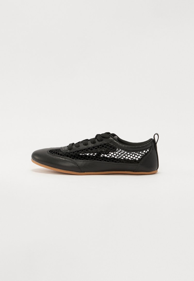 Schwarze Schuhe aus einer Kombination von glattem Leder und Mesh-Details, mit einer abgerundeten Zehenpartie, Schnürdesign und Gummisohle.