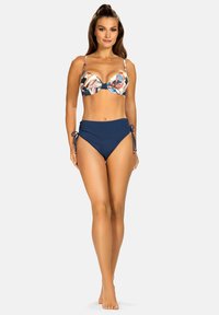 Komplet bikini z wyściełanym, wzorzystym topem w wielokolorowym wzorze i regulowanymi ramiączkami oraz jednolitymi, granatowymi, wysokimi majtkami z bocznymi węzłami.