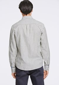 Langarmshirt in grijs en witte strepen, met een button-down kraag en contrasterende gemusterde manchetten, gemaakt van lichtgewicht stof.
