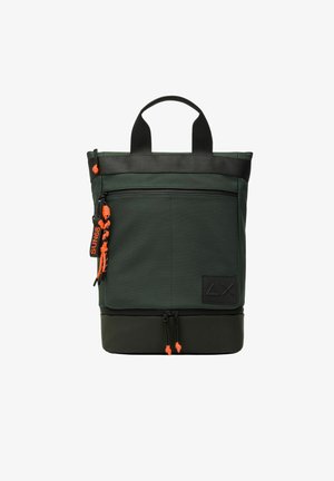 Zaino in tessuto verde con base nera, dotato di una tasca esterna con zip, accenti arancioni e una toppa del marchio con texture. Due manici superiori.