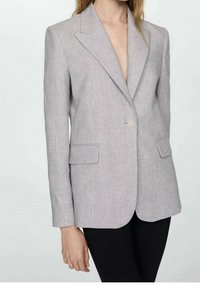 Blazer gris claro con un sutil patrón de cuadros, solapa de pico, cierre de un botón, dos bolsillos delanteros y un ajuste estructurado.