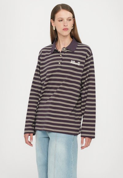 Langærmet polo shirt i mørk lilla med creme striber, featuring en kravehals, tre knapper og et logo på brystet.