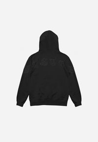 Sudadera negra con un destacado texto "WASTED" en estilo en relieve en la parte de atrás, con capucha ajustable y puños acanalados.