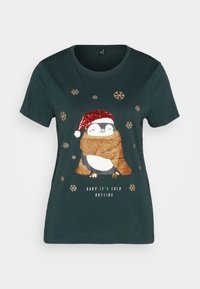 Camiseta de color verde oscuro con un pingüino que lleva un gorro de Santa de lentejuelas rojas y una bufanda dorada brillosa, con copos de nieve y un diseño de texto.