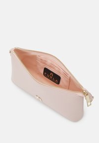 Pochette in pelle rosa a forma rettangolare con cerniera dorata, dotata di un interno rosa chiaro e slot per carte multiple. Contiene un'etichetta del brand.