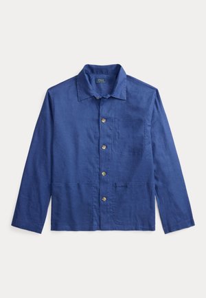 Μπλε μακρυμάνικο πουκάμισο με κουμπιά και γιακά, με τσέπες με ραφές στο μπροστινό μέρος, απλωμένο επίπεδα σε λευκό φόντο.