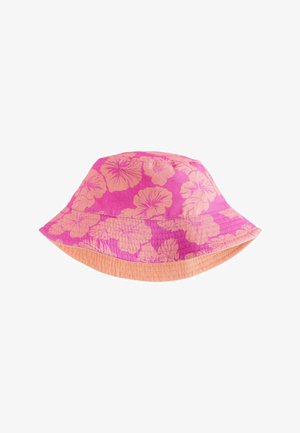 Sombrero tipo cubo rosa con estampado de flores de hibisco en naranja y ala con parte inferior en contraste de color naranja.