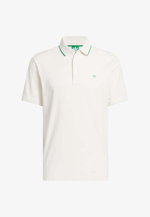 Weißes Polo-Shirt mit grünem Kragenbesatz und Logo auf der Brust. Kurze Ärmel und traditionelle Knopfleiste. Aus leichtem Stoff gefertigt.