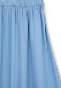 Gonna pieghettata azzurra chiara con una texture liscia. La vita elasticizzata si estende lungo la parte superiore, consentendo una vestibilità flessibile e comfort.