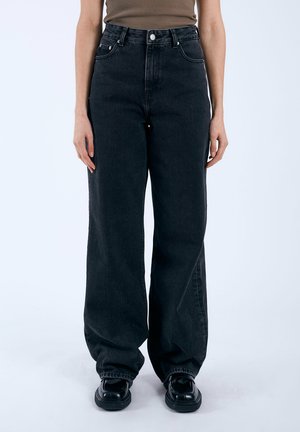 Pantalons en denim noirs à large jambe avec taille haute, présentant un design classique à cinq poches et des accents en métal. Texture lisse, coupe décontractée.