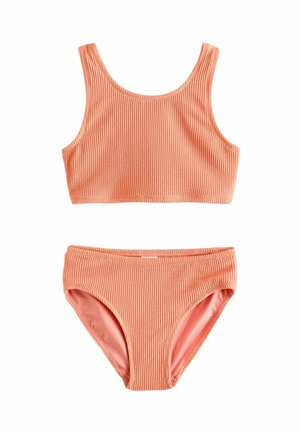Korálový bikinový set s ribovaným vzorem, zahrnující crop top s širokými ramínky a odpovídajícími vysokými kalhotkami. Hladká vnitřní podšívka, strukturovaná vnější látka.