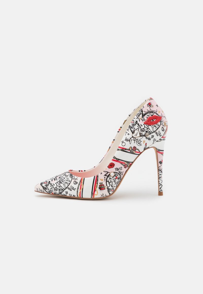 Escarpin blanc à bout pointu avec des gribouillis colorés de style graffiti, des lèvres rouges, des cœurs et des ornements en perles sur un fond uni.