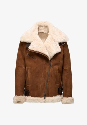 Giacca in suede marrone con un ampio colletto in shearling crema, zip laterale e fibbie regolabili ai polsi. Texture morbida e design informale.
