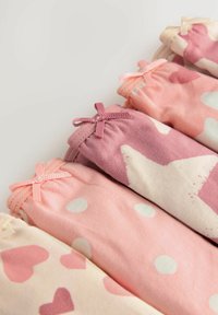 Set aus sechs Baumwollsocken in Pink- und Hellcreme-Schattierungen, mit Punkten und Herzmustern, verziert mit passenden Schleifen.