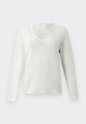 Svetlo siva jopica z valovitim V-izrezom, dolgimi rokavi in ribanim robom. Narejena iz mehkega materiala z diskretno teksturo.