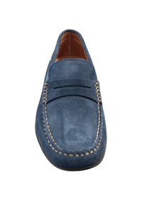 Blauwe leren instappers met een ronde neus, contrasterende stiksels en een kleine decoratieve band aan de voorkant. Bruin leren interieur.