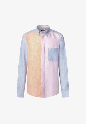 Chemise à manches longues rayée dans des nuances d'orange, de rose et de bleu, dotée d'une fermeture à boutons et d'une poche poitrine avec une rayure bleu clair.