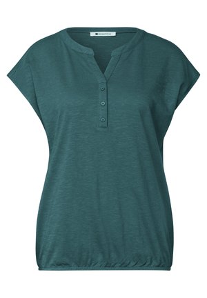 Kortærmet teal bluse med tre-knaps slidse og elastisk kant, med rund halsudskæring med en lille notch.