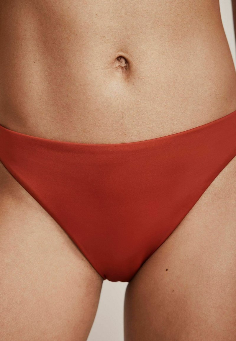 Czerwony dół od bikini wykonany z gładkiego materiału, o średniej wysokości talii, minimalistycznym designie i bezszwowych krawędziach dla wygody.