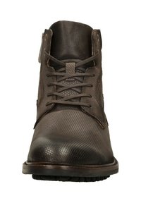 Bruine leren enkelboot met een hexagonaal textuurpatroon, ronde neus, vetersluiting aan de voorkant en een platte rubberen zool. Heeft een gevoerde kraag.