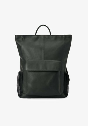 Zaino in pelle verde scuro con forma rettangolare, maniglia superiore, tasca sul davanti con flap e tasche laterali in rete per ulteriore spazio di archiviazione.