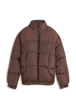 Bruine pufferjack met hoge kraag, ritssluiting aan de voorkant en elastische zoom. Beschikt over twee voorzakken met rits en een doorgestikt ontwerp. Gladde stoftextuur.