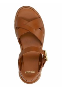 Bruine sandaal met kruisriemen, gemaakt van een glad synthetisch bovenleer, met een gevoerde binnenzool, rubberen buitenzool en een gouden gespdetail.