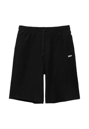 Pantaloni scurți negri până la genunchi, cu talie elastică și șnur de ajustare, având un mic logo alb pe coapsa stângă, izolați pe fundal alb.