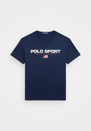 Granatowy t-shirt z tekstem "Polo Sport Ralph Lauren" i małą flagą amerykańską nadrukowaną na środku z przodu.